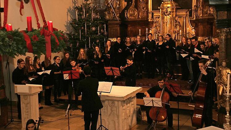 Zwei Tage vor Weihnachten stimmten Schüler und Lehrer des Gymnasiums Höchstadt musikalisch auf das Christfest ein. Foto: Sylvia Hubele