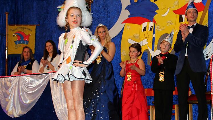 Wirbelte über die Bühne: Tanzmariechen Mia Thein (im Hintergrund die Prinzenpaare Jennifer I. und Heiko I. sowie das Kinderprinzenpaar Mischa I. und Noah I. Foto: Bettina Knauth