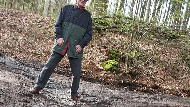 Dieter Dornbusch &auml;rgert sich: Vor einem Monat versprach die Stadt, dass der Weg wieder hergerichtet wird. Passiert sei kaum etwas. Foto: Ulrike M&uuml;ller