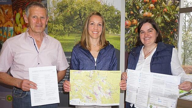 Claus Kleinhenz, Kathi Cavallo und B&uuml;rgermeisterin Sonja Reubelt pr&auml;sentieren die neue Wander- und Freizeitkarte.Foto: Marion Eckert
