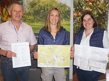 Claus Kleinhenz, Kathi Cavallo und Bürgermeisterin Sonja Reubelt präsentieren die neue Wander- und Freizeitkarte.Foto: Marion Eckert