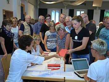 Die Stimmzettel werden an die neuen Mitglieder ausgegeben. Foto: Franz Galster