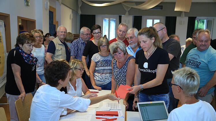 Die Stimmzettel werden an die neuen Mitglieder ausgegeben. Foto: Franz Galster