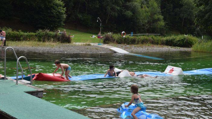 Die Jugend hatte beim Badfest viel Spaß bei den Spielen in und am Wasser. Michael Wunder