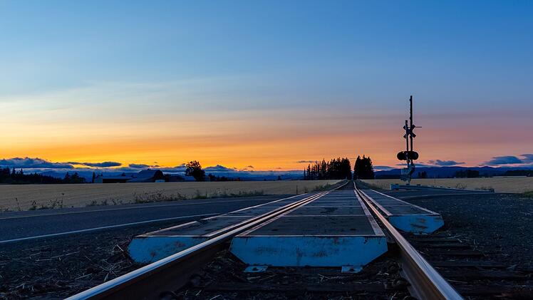Weg - wohin führst du? An diesem Bahnübergang nahe Hillsboro, Oregon, Metropolregion Portland,  fährt vielleicht zweimal am Tag ein Güterzug, beladen  mit dem Hauptrohstoff der Region:  Holz aus Sägewerken.Florian Bleymann