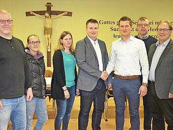 Der neue Vorstand des Sankt Johanniszweigvereins Gauaschach: (von links) Dino D'Andria (Stellvertretender Vorsitzender), Stefanie Pfister-Senz (Schriftführerin), Kathrin Heinickel (Kasse), Peter Heim (Vorsitzender) übernimmt das Amt von Christof Göbel, der nun als Kassenprüfer wirkt. Zweiter Kassenprüfer ist Edmund Schaupp. Per Amt im Vorstand vertreten ist Pfarrer Thomas Eschenbacher.  Foto: Jana Keul