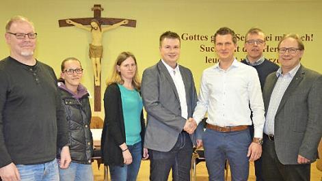 Der neue Vorstand des Sankt Johanniszweigvereins Gauaschach: (von links) Dino D'Andria (Stellvertretender Vorsitzender), Stefanie Pfister-Senz (Schriftführerin), Kathrin Heinickel (Kasse), Peter Heim (Vorsitzender) übernimmt das Amt von Christof Göbel, der nun als Kassenprüfer wirkt. Zweiter Kassenprüfer ist Edmund Schaupp. Per Amt im Vorstand vertreten ist Pfarrer Thomas Eschenbacher.  Foto: Jana Keul