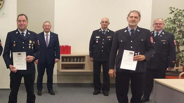 Die Staatliche Feuerwehrehrung  des Marktes Maßbach: (von links)  Rainer Dittmar, Landrat Thomas Bold, Kreisbrandinspektor Ronald Geis, Kurt Weber und Kreisbrandmeister Holger Ullrich. Foto. Volker Röder
