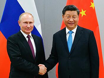 Wladimir Putin und Chinas Präsident Xi Jinping (rechts) sind Verbündete. Nun soll Russland seinen Verbündeten um Unterstützung im Ukraine-Krieg gebeten haben. Was würde es für Deutschland bedeuten, wenn sich Xi Jinping im Krieg auf die Seite Russlands schlägt?