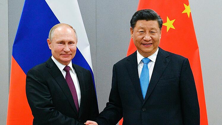 Wladimir Putin und Chinas Präsident Xi Jinping (rechts) sind Verbündete. Nun soll Russland seinen Verbündeten um Unterstützung im Ukraine-Krieg gebeten haben. Was würde es für Deutschland bedeuten, wenn sich Xi Jinping im Krieg auf die Seite Russlands schlägt?
