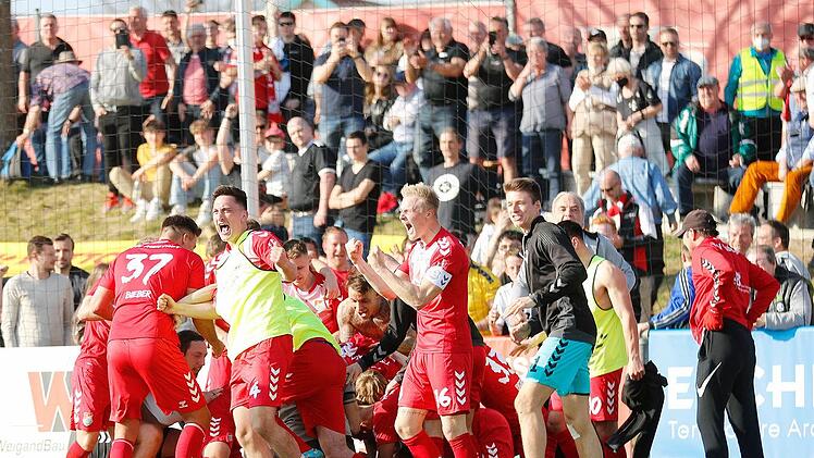 Unser Bild zeigt jubelnde Aubstädter nach dem sensationellen Halbfinal-Erfolg gegen den TSV 1860 München. Foto: Fabian Frühwirth/BFV