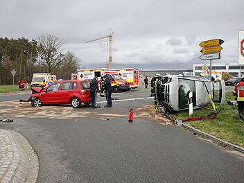 Pkw-Crash bei Fürth: Sieben Verletzte, zwei Rettungshubschrauber