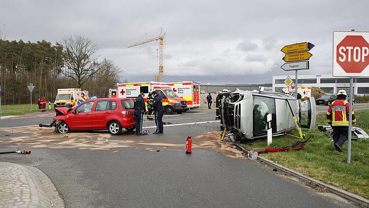 Pkw-Crash bei Fürth: Sieben Verletzte, zwei Rettungshubschrauber
