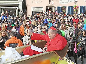 Der "Limburger Bischof" genoss das Bad in der Menge - und in seiner goldenen Wanne. Fotos: Klaus Gagel