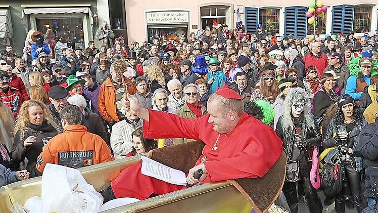 Der "Limburger Bischof" genoss das Bad in der Menge - und in seiner goldenen Wanne. Fotos: Klaus Gagel
