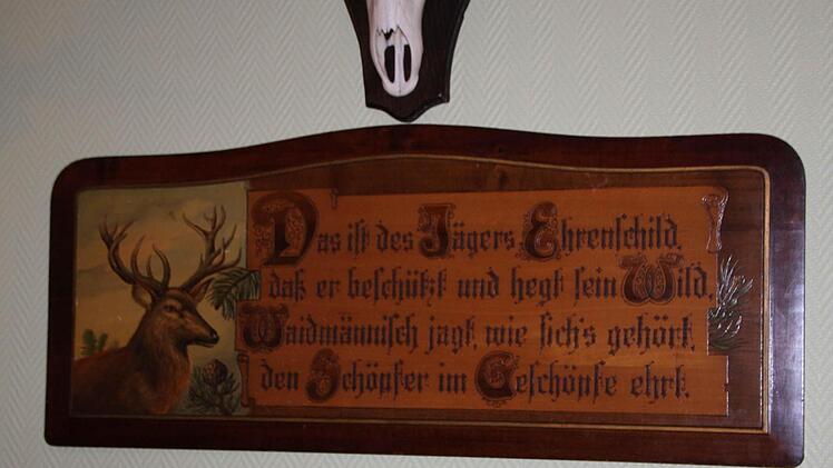 Dieses Schild hat der Jagdpächter von seinem Großvater geerbt. Es hängt...