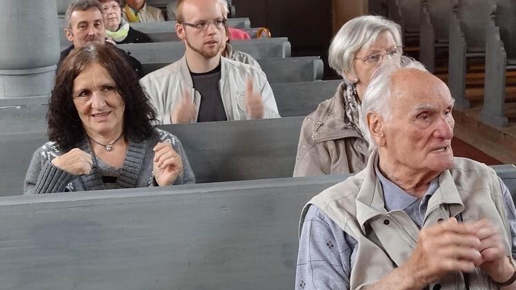 Die Gehörlosen feierten den Gottesdienst in ihrer ganz eigenen Sprache.  Foto: Johanna Eckert