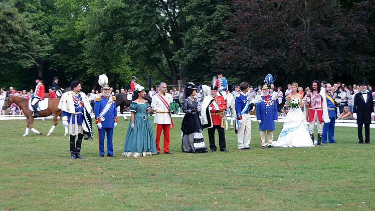Bei der Quadrille des Reitervereins im Luitpoldpark.  Foto: Peter Rauch