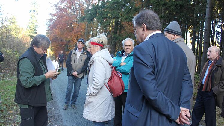 Der "Botschafter der Natur", Bernd Heinz (links), erklärt die Pflanzenwelt.  Foto: Veronika Schadeck