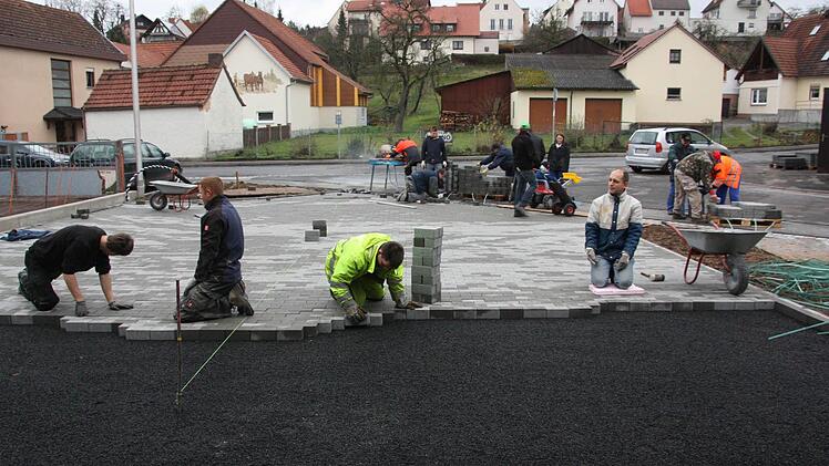 Die Stadt als Bauherr und Baulastträger, Vereinsmitglieder und Ortsbürger helfen aktiv mit.  Foto: Nöth