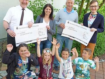 Da kam Freude auf anlässlich der Übergabe der Geldpreise bei (von links, vorne) Nora, Katharina, Paula und Max durch (von links) Michael Busch, Claudia Rauch, Günter Dekrell und Marc Holland.  Foto: L. Weidner