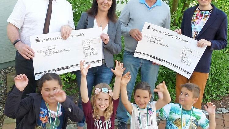 Da kam Freude auf anlässlich der Übergabe der Geldpreise bei (von links, vorne) Nora, Katharina, Paula und Max durch (von links) Michael Busch, Claudia Rauch, Günter Dekrell und Marc Holland.  Foto: L. Weidner