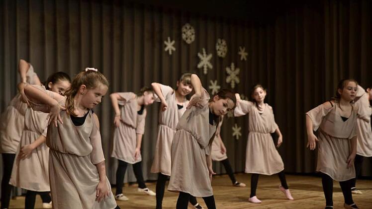 Die Modern-Jazz-Dance-Gruppe wirbelte zu modernen Rhythmen über die Bühne.