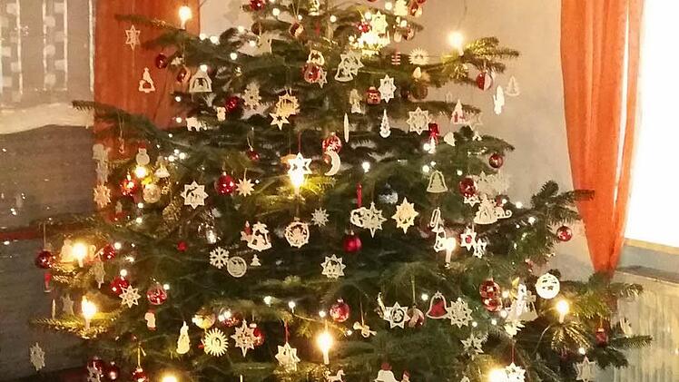 177 Laubsägearbeiten von Bernhard Strohwalds Vater und 210 rote Christbaumkugeln hängen am Weihnachtsbaum. Foto: privat
