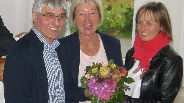 Hans Rebelein (links) ist seit 25 Jahren Geschäftsführer des Bayerischen Bauernverbandes in Coburg. Erste Gratulanten waren Heidi Bauersachs und Ehefrau Marianne Rebelein (rechts). Foto: Berthold Köhler
