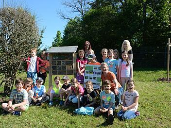 Die Klasse 2d mit ihren Lehrerinnen Sigrid Danz und Katrin Ruhl der Grundschule am Mönchsturm in Hammelburg ist stolz auf ihr Insektenhaus.  Foto: Elisabeth Assmann