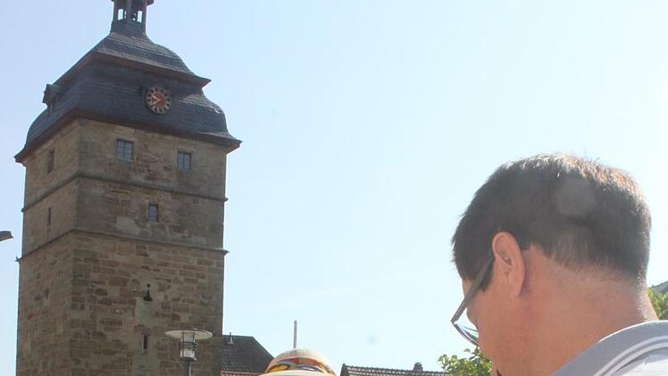 Gebhard Hepp, Monika Lippert und Michael Bausenhardt waren vier Tage am Obermain, um zu malen. Am Staffelsteiner Lauterbach ließen sie sich nieder, um den Stadtturm zu zeichnen. Foto: Matthias Einwag