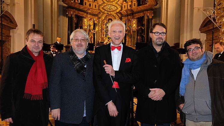 Johann Mösenbichler (Mitte) dankte den komponierenden Dozenten Kuno Holzheimer, Rolf Rudin, Hubert Hoche und Patrik Bishay. Foto: Gerd Schaar