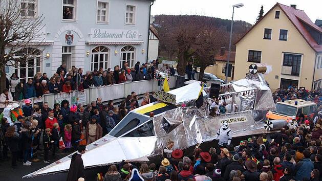 Gerade auch bei aufw&auml;ndigen Faschingswagen wie hier in G&ouml;&szlig;weinstein m&uuml;ssen Sicherheitsbestimmungen erf&uuml;llt werden. Foto: Thomas Weichert