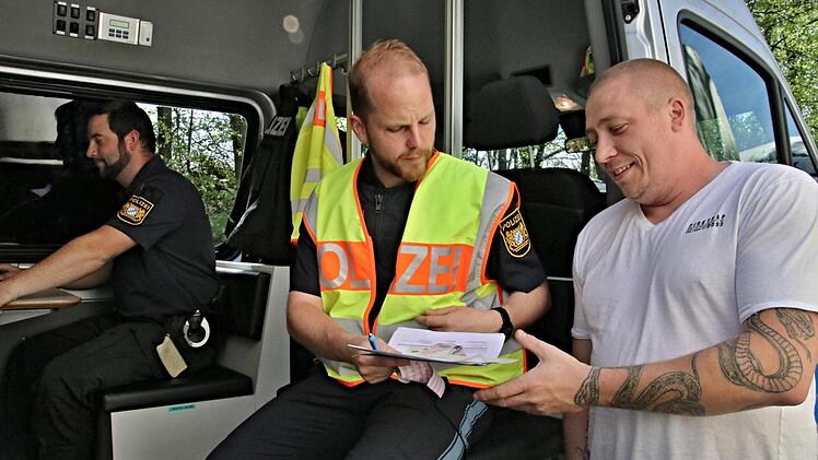 Radek Kovac (rechts) hat gut lachen: Die beiden Polizeibeamten, Ulf Kalb und Thomas Denner (von links) konnten bei ihm und seinem 40-Tonner keinen Verstoß gegen straßenverkehrsrechtliche Vorschriften feststellen.Helmut  Will