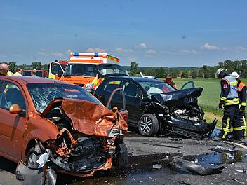 Zwei Schwerverletzte aus dem Landkreis Rhön-Grabfeld forderte am gestrigen Montag kurz nach 12.30 Uhr ein Verkehrsunfall auf der B 279 nahe Bad Königshofen. Foto: Hanns Friedrich