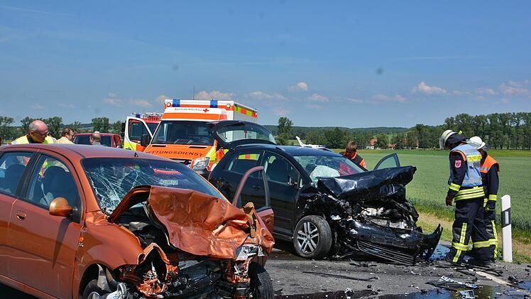 Zwei Schwerverletzte aus dem Landkreis Rhön-Grabfeld forderte am gestrigen Montag kurz nach 12.30 Uhr ein Verkehrsunfall auf der B 279 nahe Bad Königshofen. Foto: Hanns Friedrich