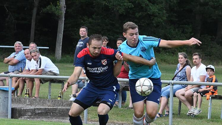 Jonas Thoma von der SG Oerlenbach/Ebenhausen (rechts)  im Clinch mit dem Rannunger Daniel Kraus.Hopf