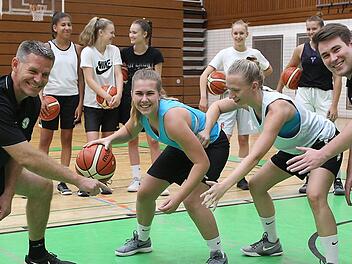 Gute Laune mit den neuen Coaches im Sommertraining trotz Tropenhitze in der Stauffenberghalle, von links: Konni Weiß, die Zweitligaspielerinnen Franziska Hager und Ramona Hesselbarth, Konstantin Hammerl sowie Nachwuchstalente im Hintergrund Foto: sportpress