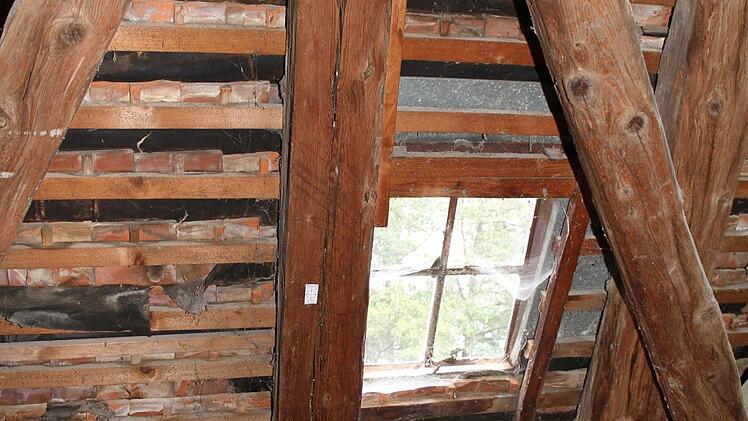 Das Dach ist nicht isoliert, manche Balken sind marode. Foto: Sonny Adam