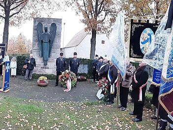 Gerald Brehm hielt eine Ansprache auf dem Heldenfriedhof. Foto: Schramm