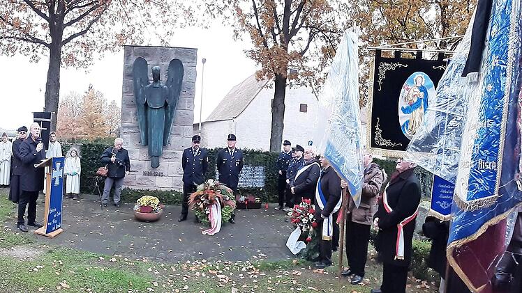 Gerald Brehm hielt eine Ansprache auf dem Heldenfriedhof. Foto: Schramm