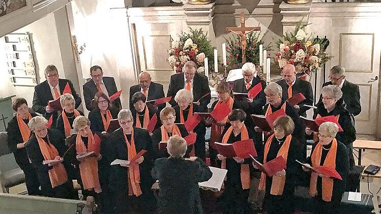 Der Gemischte Chor des Gesangvereins 1865 Lauenstein begeisterte sein Publikum beim traditionellen Adventskonzert in der Nikolauskirche in Lauenstein. Foto: privat