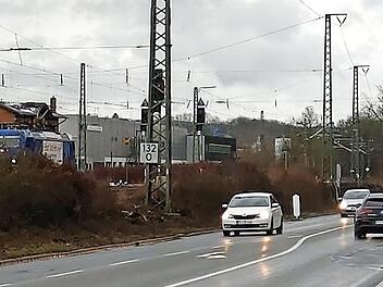 Zumindest reparaturbedürftig: B4 im Weichengereuth.