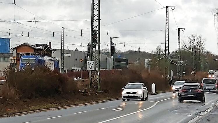 Zumindest reparaturbedürftig: B4 im Weichengereuth.