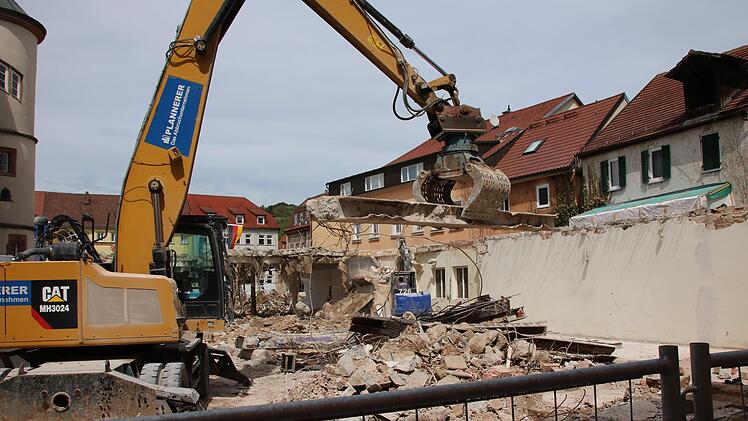 Auf der Baustelle werden große Stahlträger bereits einzeln verladen. Foto: Ralf Ruppert