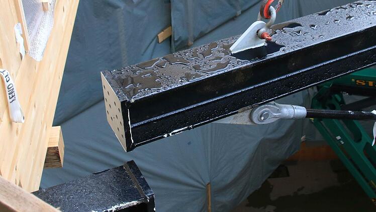 Präzisionsarbeit für die Dachspinne des Globe-Neubaus: so schwebt die tonnenschwere Konstruktion ins Innere - vom Abheben bis zum Andocken getragen von einem riesigen Autokran.Foto: Jochen Berger