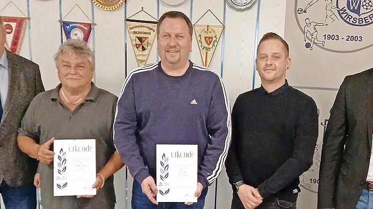 Für 25 Jahre Mitgliedschaft beim TSV Wirsberg wurden Gerhard Schelhorn und Dirk Schäfer (Zweiter und Dritter von links) geehrt. Mit im Bild (von links) Vorsitzender Thomas Specht, 2. Vorsitzender Tobias Mittasch und Bürgermeister Jochen Trier