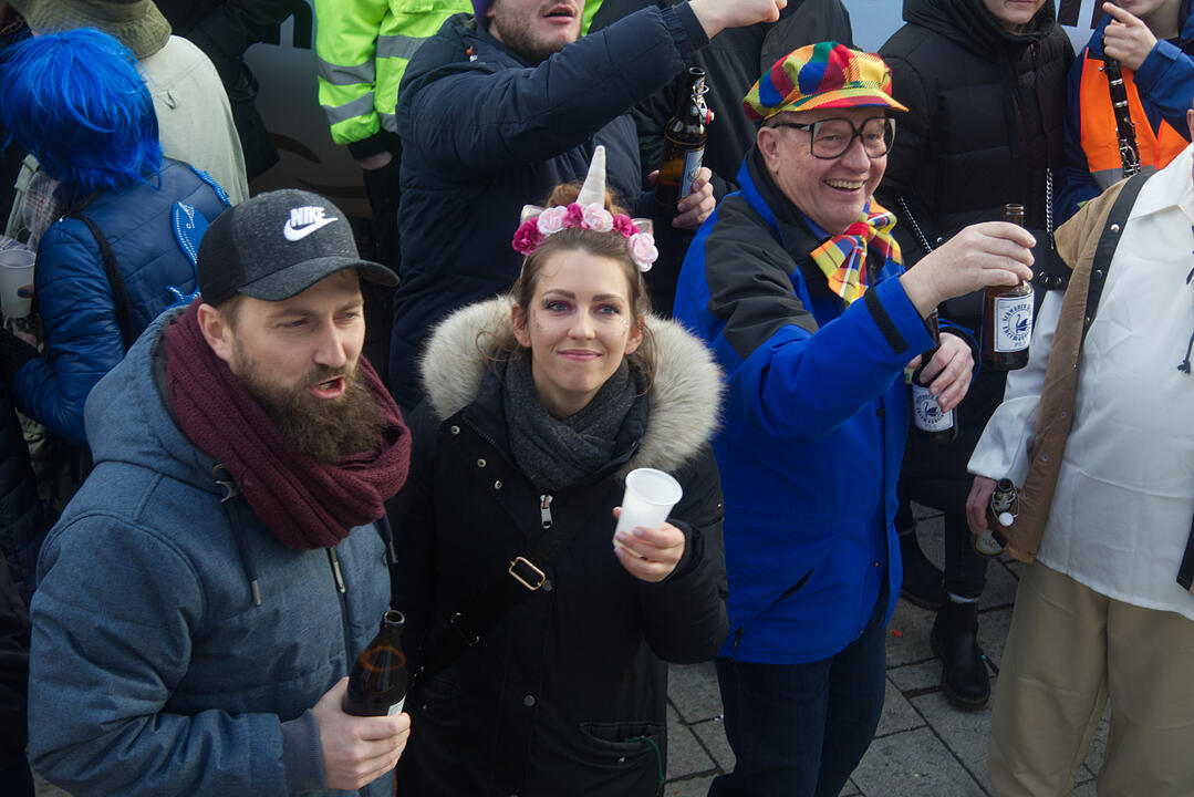 Bunter Zug durch die Straßen mit Finale am Marktplatz