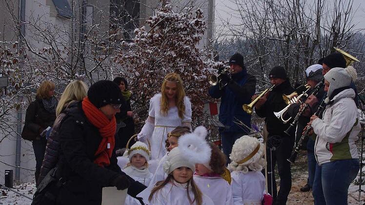 Christkind Carina Lehnhardt mit den Engeln