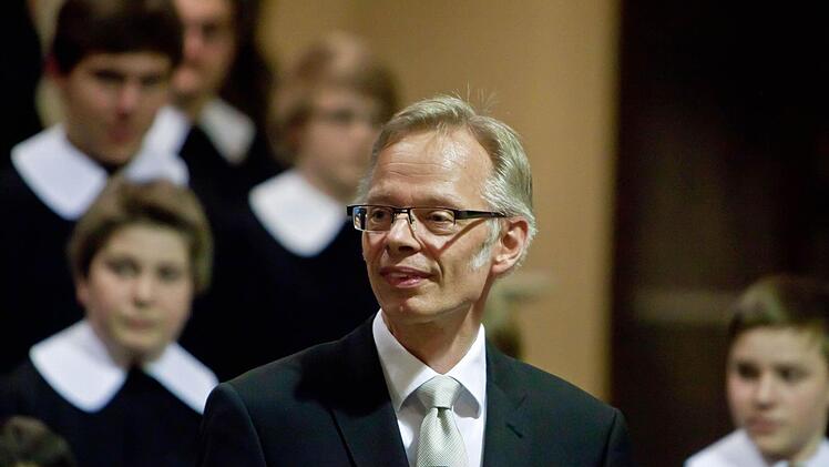 Coburgs Kirchenmusikdirektor Peter Stenglein begrüßte den Windsbacher Knabenchor bei seinem Gastspiel in der Morizkirche.